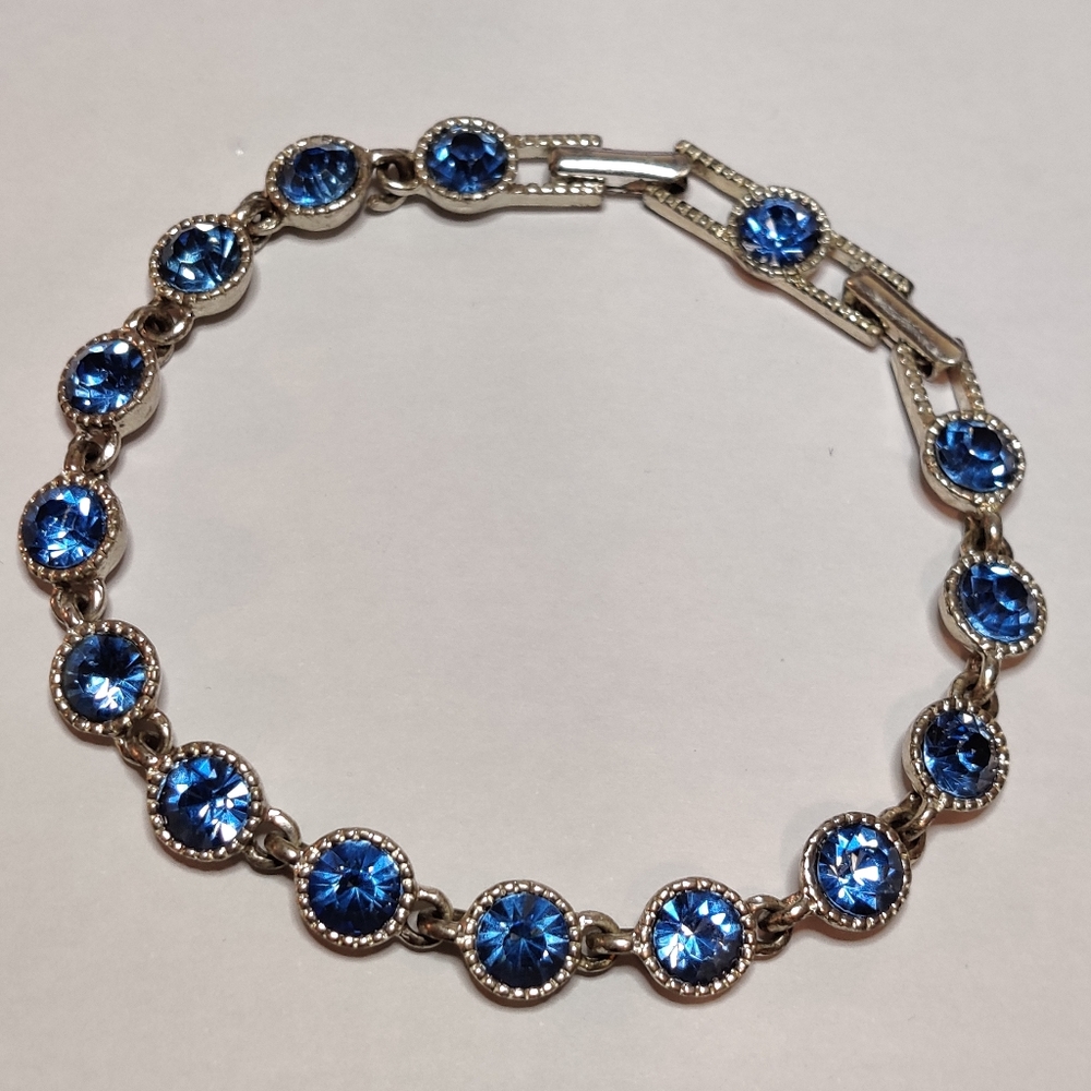 Elegant Vintage Avon Blue Glass Tennis bracelet